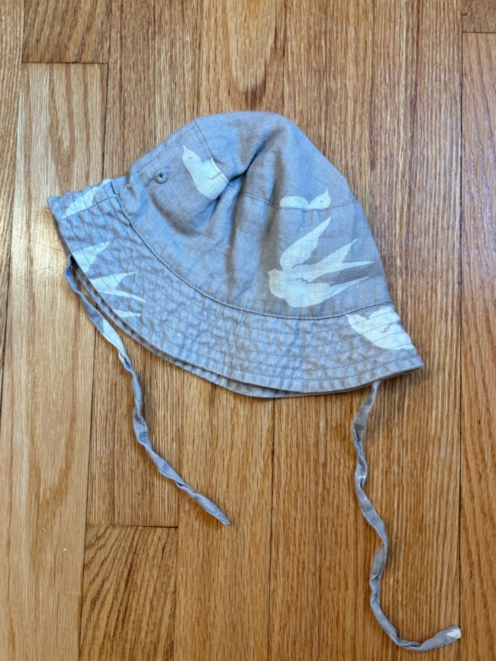 Beautiful 100% linen baby sun hat 6-9mo grey with white dove pattern